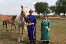 袁慧：我和我的蒙古袍图片