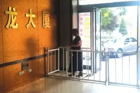 三门峡一大厦门口装起了护栏 据说都是被电动车逼的图片