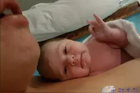 刚出生女婴打出OK手势走红 网络点击超430万次网友猜测啥图片