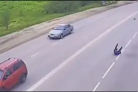 骑摩托车在公路上玩花样，瞬间被摔惨！图片