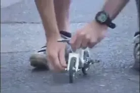 牛人骑世界上最小的自行车图片