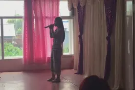 姐姐婚礼现场妹妹献唱，姐妹情深，婚礼好声音图片