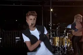 贾斯汀比伯年轻时候演唱“只要你爱我”，这粉丝场面真是人山人海图片