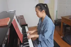 漂亮的钢琴老师示范一首《练习曲》，初学者的福音！图片