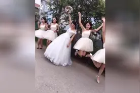 拍照的新娘伴娘们图片