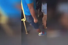 公交车上男子对女性头发特别感兴趣，摸女性头发，看看值多少钱