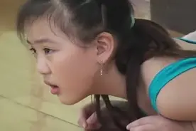 7岁小妹妹芭蕾舞训练被动压腿！图片