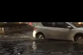 秦皇岛今天下午突降大雨，道路严重积水。图片