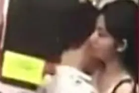 爱情小火苗正旺 男女地铁上又搂又亲！视频封面