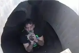 超帅小伙钻进下水道救猫咪，边救还边亲亲，画面太感人图片