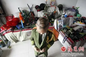 6岁半小男孩理“八一”发型 每天家中升国旗图片