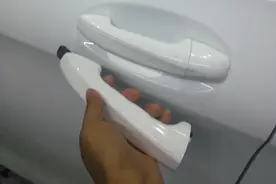 为小白奔驰GLC加装无钥匙进入，把手再也不怕被拉断了杠杠的！图片