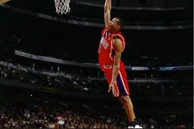 NBA十大扣将，第一名的名字叫“飞跃法国大山”。图片