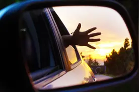男子自制水路两用房车，从此踏上了环游世界的旅程图片