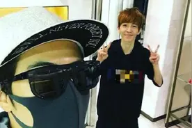 郭敬明陈学冬同逛奢侈品店 恩爱合照虐狗视频封面