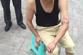 高空坠下硬物  砸中路人谁来负责？图片