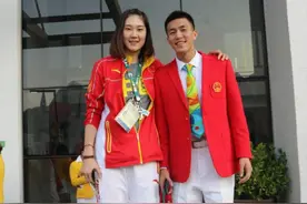 郭艾伦和女篮孙梦然合影，大侄子身高惨遭碾压图片