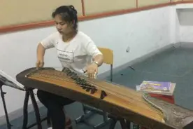 美女古筝独奏经典名曲《时间煮雨》，很动听的一首曲子！图片