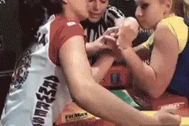 爆笑GIF图第12421：女子掰手腕比赛，妹子这表情图片