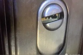 自家钥匙开不开自家门？可能锁眼被人堵！哈尔滨已有人家中招图片
