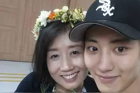 朴灿烈晒与妈妈合照满脸幸福颜值都好高，评论区大喊婆婆好~图片