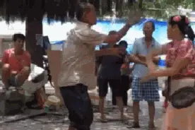 谢谢系搞笑gif:大哥您这是喝啤酒吗？感觉是漏你肚子里了呢图片