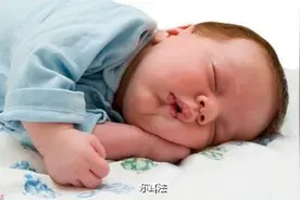 宝宝出生后总在睡，这是为什么?图片