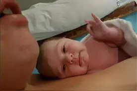 萌太太！新生女婴打ok手势走红图片