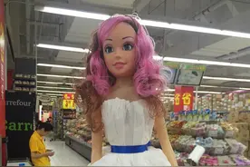 苏州超市大妈堪比设计师 用餐巾纸为玩具娃娃打造唯美“礼服”图片