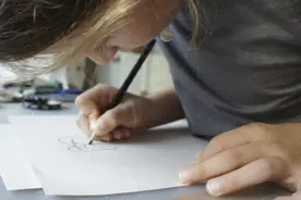 她们把小孩的涂鸦制作成饰品，爸妈们看到作品后表示这就是传家宝图片