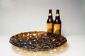 破碎的玻璃酒瓶，经过加热后居然变成了用来盛放水果的工具图片