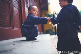 宝妈宝爸亲子时间爬山踏青，两个宝宝穿上小和尚服真的要萌化了！图片
