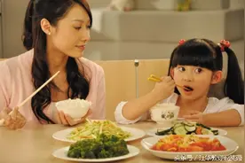 口语天天说： She eats like a bird图片