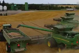 大型农业机械：收割机是怎样工作的？图片