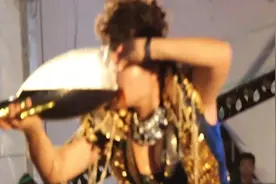 实拍  啤酒美女八斤黑啤一饮而尽图片