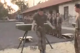 兵哥哥们退伍前八块腹肌，退伍十年后再聚首，却让人不忍直视视频封面