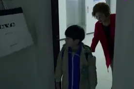 夫妻俩各自回家过年，妻子前脚刚走老公就让前妻搬进夫妻俩的房里视频封面