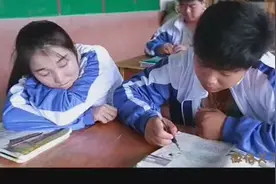 班上一女同学问男同桌你有喜欢的人么，班主任算不算！这弯转的视频封面