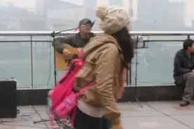 重庆街头歌手一副好嗓子唱《执着》，用真唱感动了路人！图片