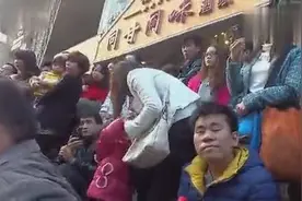 残疾流浪人街头一首《偏偏喜欢你》竟比原唱还好听视频封面