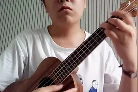 尤克里里《泪光闪闪的和弦白》！好忧伤，听得整个人都沉醉了！图片