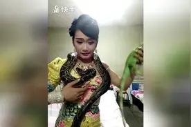 美女亲自示范吞活蛇，胆小者请自觉绕路图片