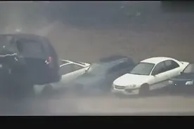 想知道时速200km/h的侧碰是什么样的？图片