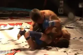 MMA最年轻拳王争霸赛 ！6岁选手居然断头台降服了7岁对手图片