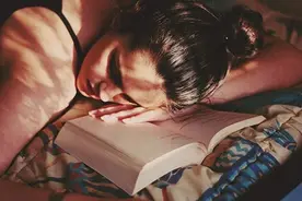 深夜想太多！八月容易失眠多梦的生肖图片
