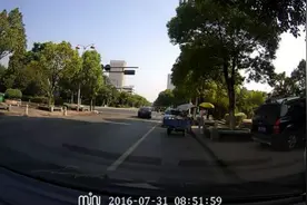 路人懵逼！一言不合直接开上三层楼梯图片