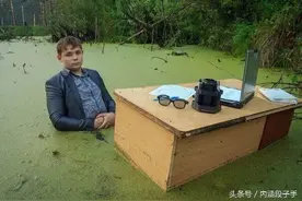 俄罗斯熊孩子实力演绎“上班的日常”图片