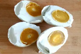 咸鸭蛋，这样腌既不臭又不坏，黄富的流油，方法简单，不信你试试图片
