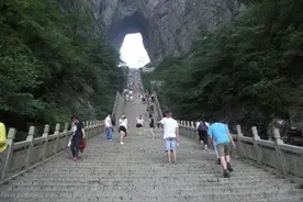 张家界天门山盘龙崖玻璃栈道——再次让您体验灵魂和身体的冲击图片