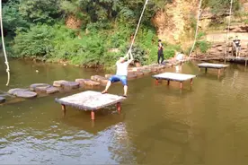 这哥们不是出来旅游的，是出来搞笑的，全场人真的都忍不住了图片